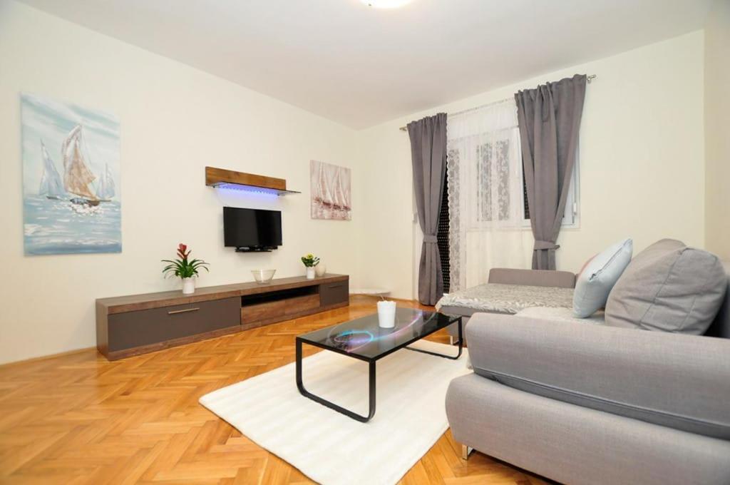Apartments Gabi Omis Exterior photo