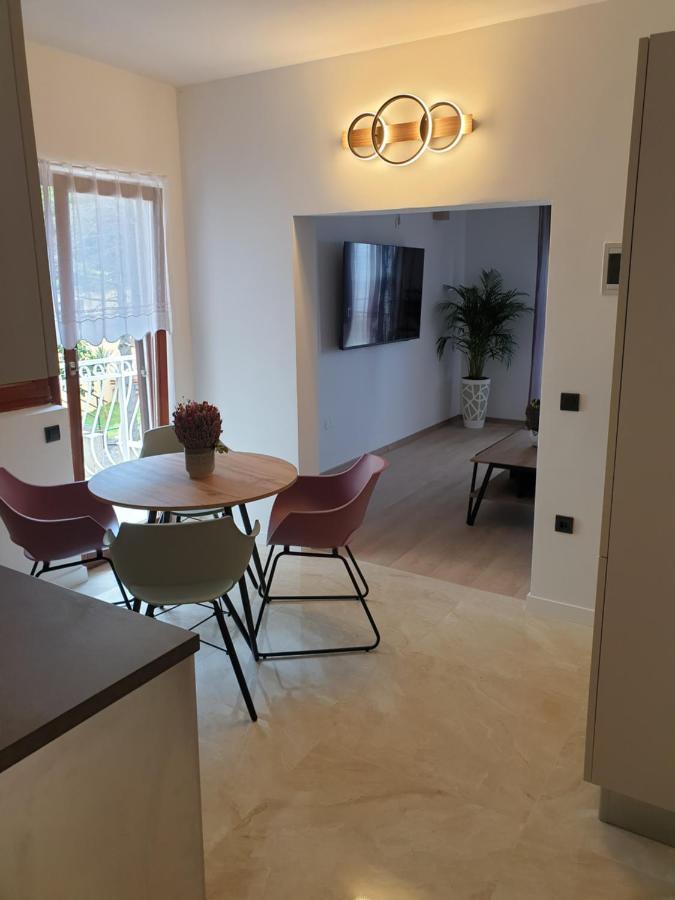 Apartments Gabi Omis Exterior photo
