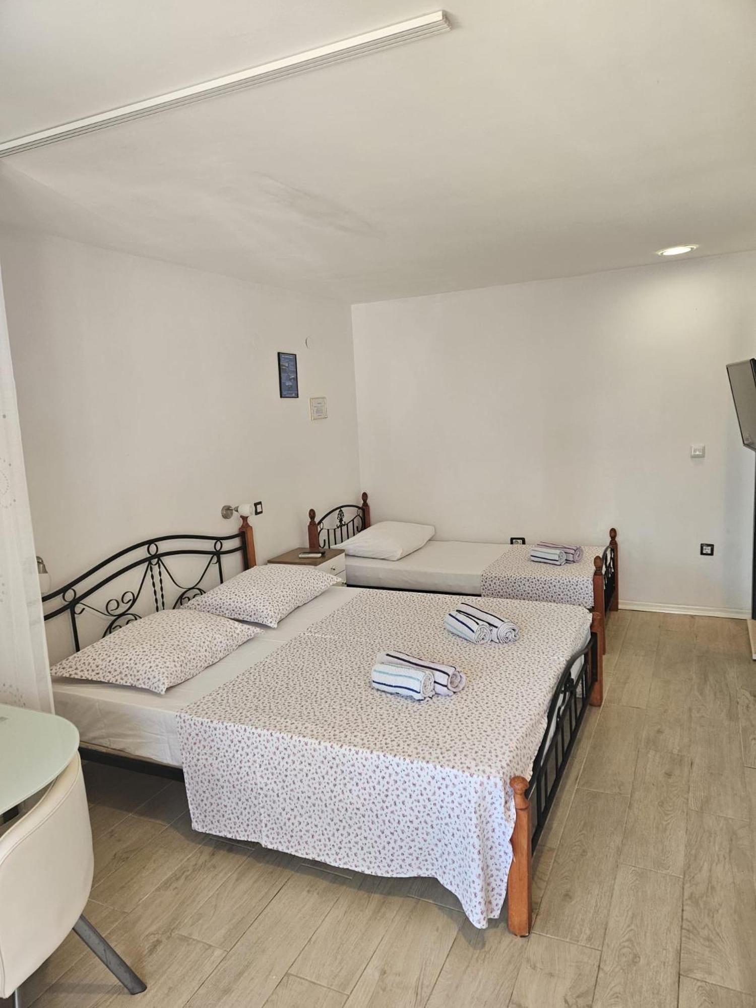 Apartments Gabi Omis Exterior photo